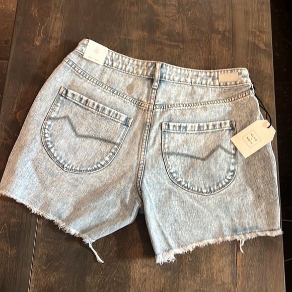 NWT Cleo + Wolf Women's Light Wash Mid Rise Denim Distressed Shorts Sz- 28 - Picture 11 of 16